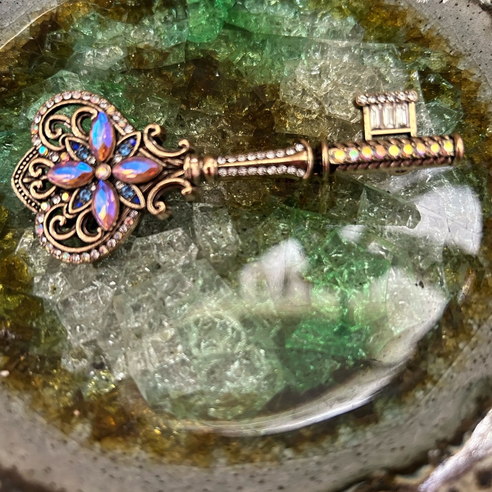 Elegant Gold and Blue Key brooch